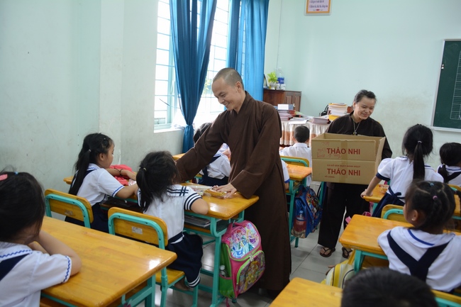 Giving gift portions to pupils on the occasion of Mid-Autumn Festival